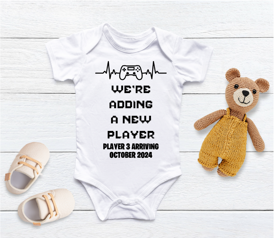 Capture your pregnancy announcement with this adorable personalised Adding A New Player baby grow! Personalised with Arrival Month; Year. Inform all your family, friends and even the world in the best way possible with a personalised short sleeved bodysuit. Share your excitement on social media platforms with the unique touch of a custom baby bodysuit. It also makes for the perfect baby shower gift.